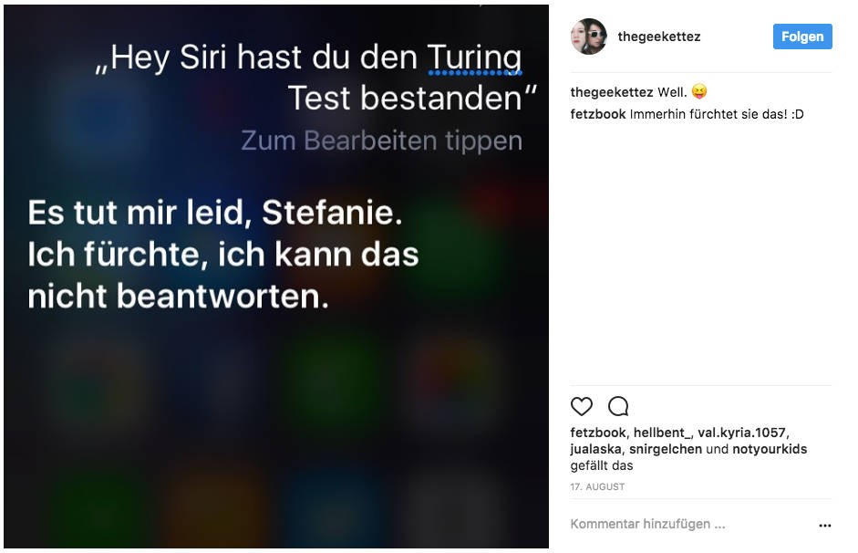 Screenshot eines Instagram-Posts mit einer Siri-Antwort auf Deutsch. Die Nutzerin fragt: „Hey Siri, hast du den Turing-Test bestanden?“ Siri antwortet: „Es tut mir leid, Stefanie. Ich fürchte, ich kann das nicht beantworten.“ Der Hintergrund ist ebenfalls verschwommen und dunkel.