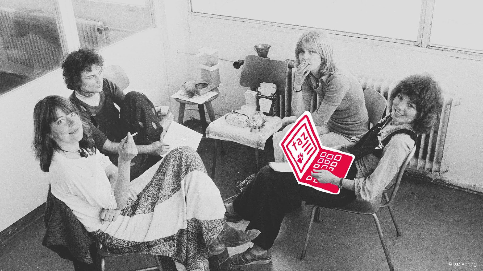 taz-Verlag-relaunch-seitenwende-case-study-cover Schwarz-Weiß-Foto aus den 70ern von vier Frauen in einer Redaktionsrunde, mit rotem, eingefügtem taz-Laptop.